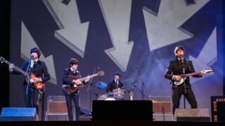 Drie beatles op gitaren en 1 drummer.