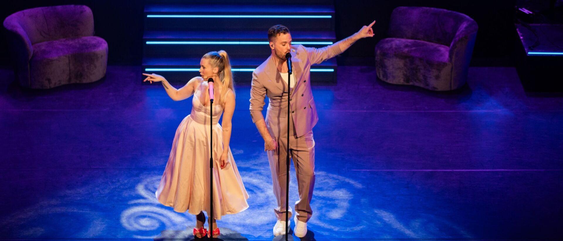 Jim en Bettina Zingend met hun handen in de lucht