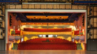 Lege theaterzaal vanuit het podium.