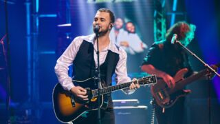 Zanger van Bee Gees Forever speelt akoestische gitaar en zingt