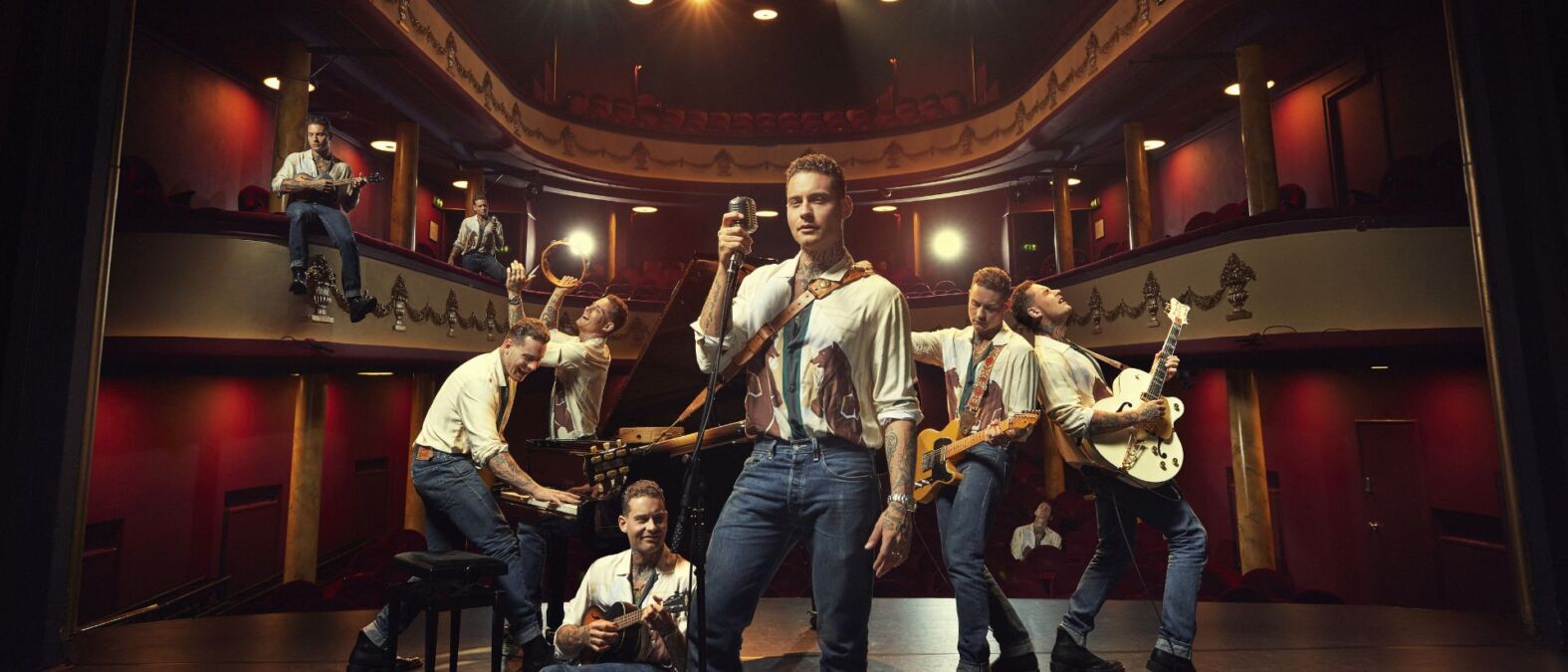 Zanger Douwe Bob staat meerdere keren op dezelfde foto en houdt verschillende muziekinstrumenten vast, terwijl hij poseert voor een theaterzaal