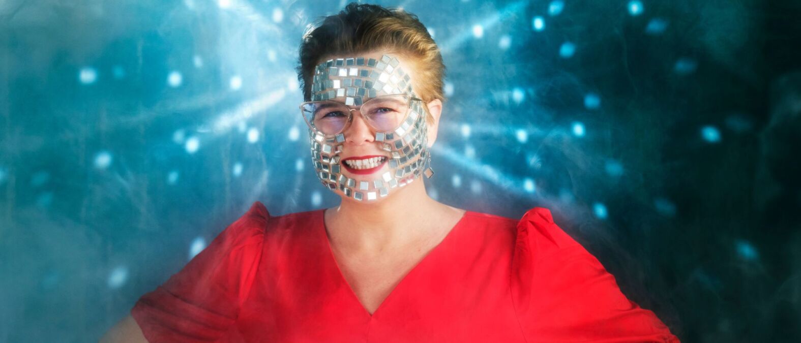 Vrouw glimlachend met om haar heen witte licht en glitter stippen