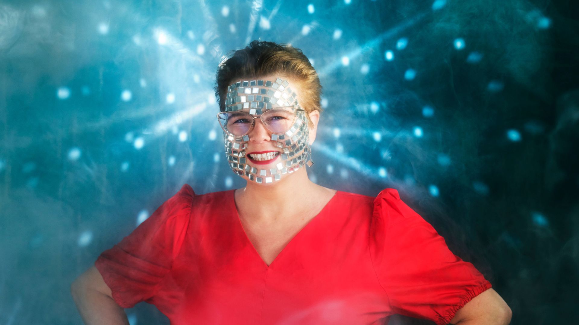 Vrouw glimlachend met om haar heen witte licht en glitter stippen