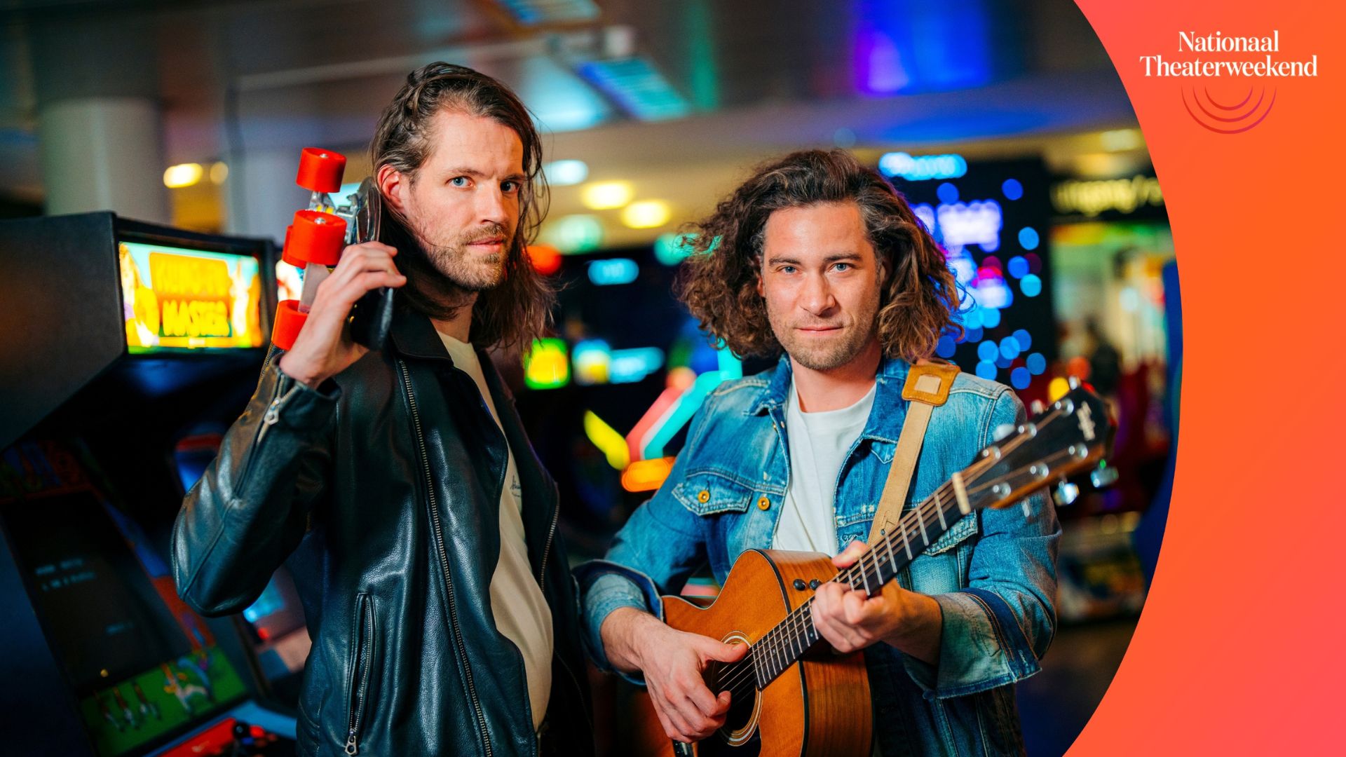 2 mannen de rechter met een gitaar en de linker staat met een skateboard in ze nek