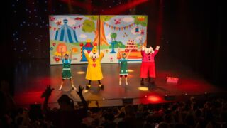 Bumba viert een feestje! Hij danst vrolijk op het podium met zijn vriendjes