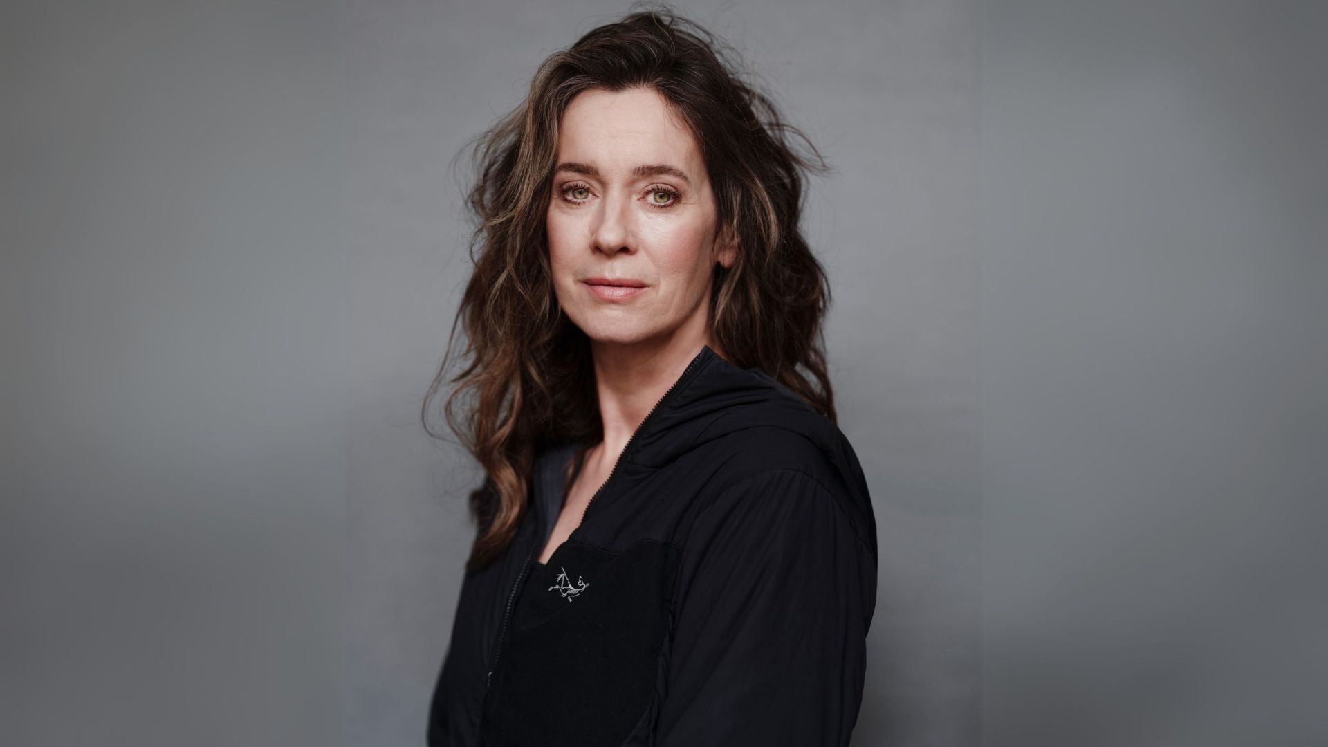 Actrice Marjolein Keuning met bedroefd gezicht.