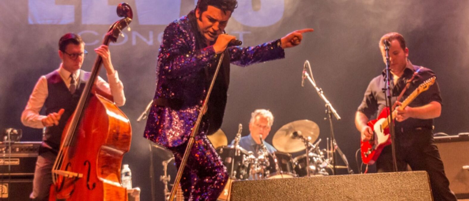 Zanger Dwight Icenhower is gekleed als Elvis Presley en zingt in de microfoon