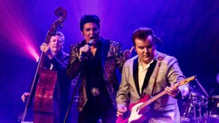 Zanger Dwight Icenhower is gekleed als Elvis Presley en zingt in de microfoon