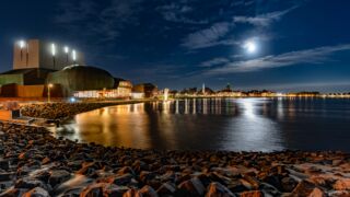 Het Park links op afbeelding bij maanlicht en spiegeling op water