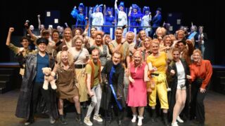 Musicalvereniging Westend poseert blij met de hele cast