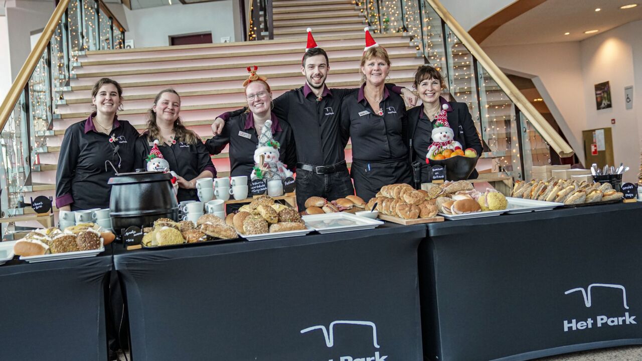 Horeca collega's kijken lachend de camera in.