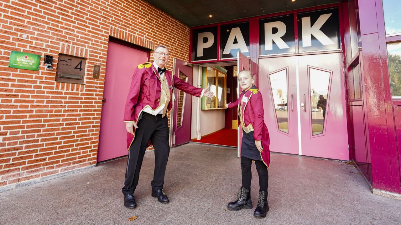 Portier en kinderportier bij ingang van Het Park