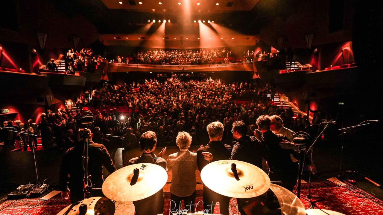 Foto vanaf podium naar de zaal genomen van Tribute to the Catsband.