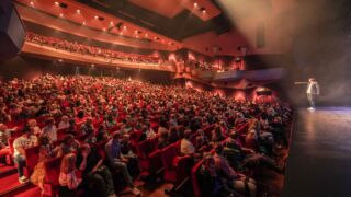 Een populaire voorstelling speelt, de zaal zit vol jong publiek. Foto van Robert Gort.