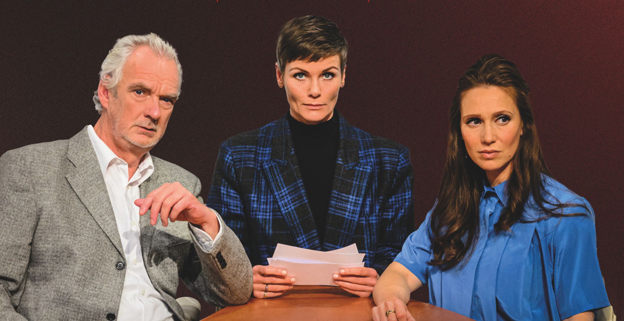 Aan een ronde tafel zitten drie mensen. Angela Schijf, Stefan de Walle en Chava