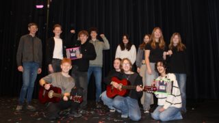 Twee schoolbands naast elkaar die blij lachen