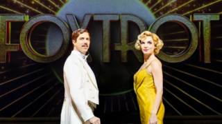 Man en vrouw tegenover elkaar kijkend richting het publiek