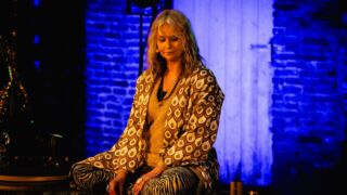 Vrouw in yoga houding