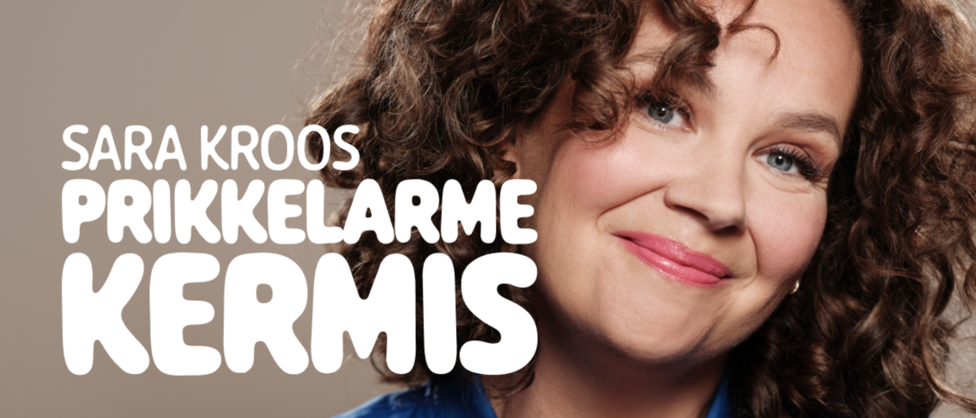 Portret van Sara Kroos met een glimlach, gekleed in een blauwe blouse, naast de tekst 'Sara Kroos – Prikkelarme Kermis' in speelse witte letters.