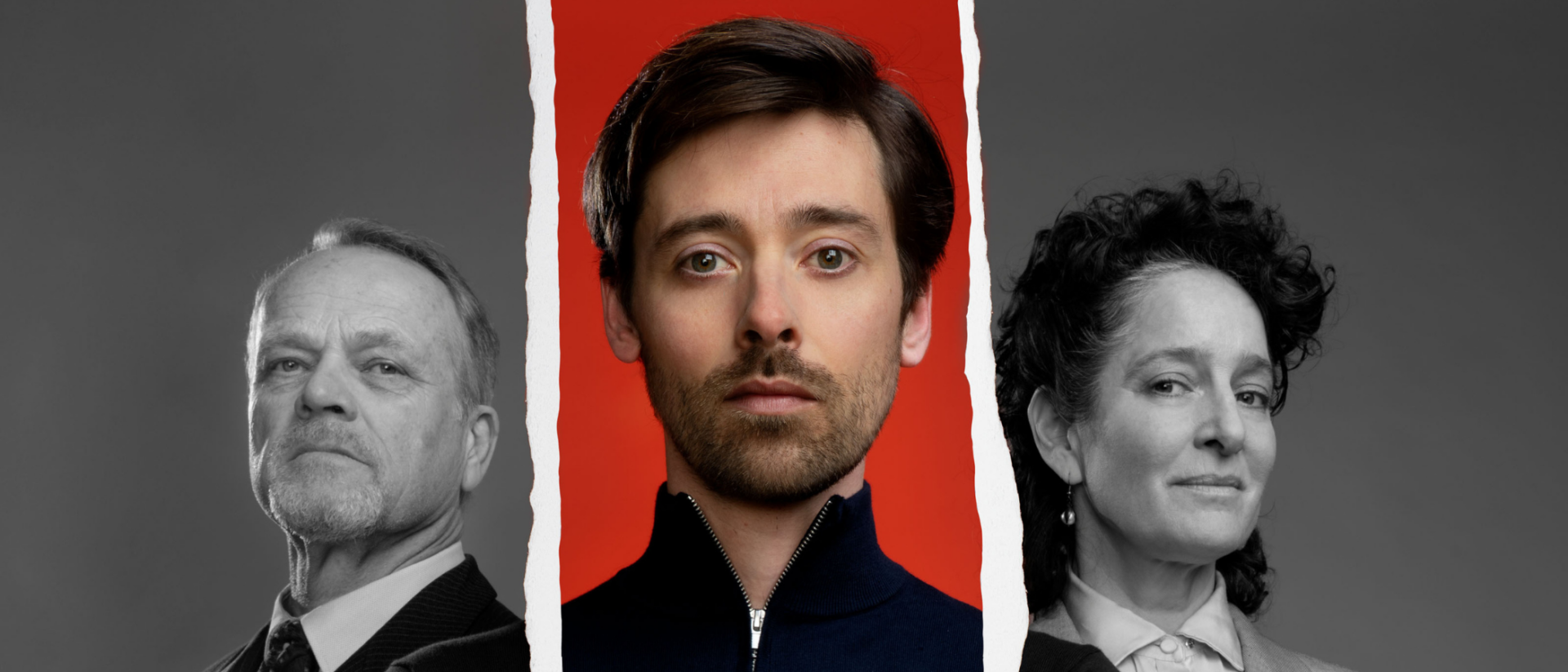 Portret van drie toneelspelers: een oudere man en vrouw in zwart-wit aan weerszijden, met in het midden een jonge man in kleur tegen een rode achtergrond.