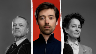 Portret van drie toneelspelers: een oudere man en vrouw in zwart-wit aan weerszijden, met in het midden een jonge man in kleur tegen een rode achtergrond.