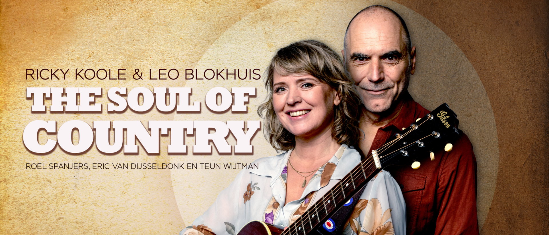 Ricky Koole en Leo Blokhuis poseren samen met een gitaar voor een warme, vintage achtergrond, ter promotie van hun muziekvoorstelling The Soul of Country