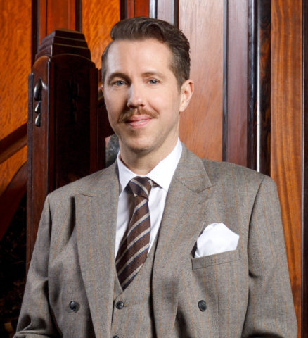 William Spaaij in een driedelig pak