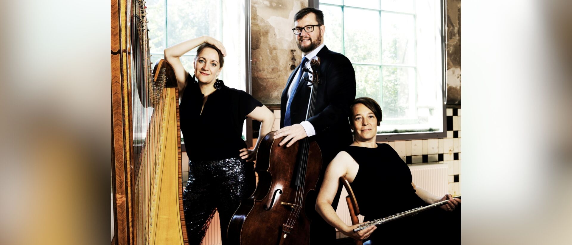Ensemble Lumaka bij harp en zittend in stoel deel