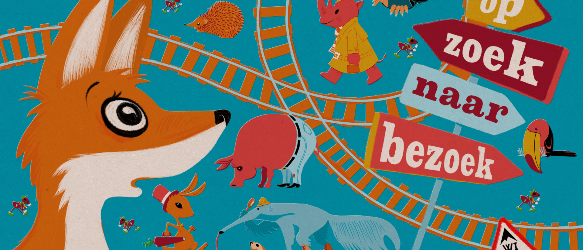 Cartoonfiguren dansen tegen een blauwe achtergrond. De vos kijkt naar het bord waar 'op zoek naar bezoek' op staat. Er is een spoor te zien.