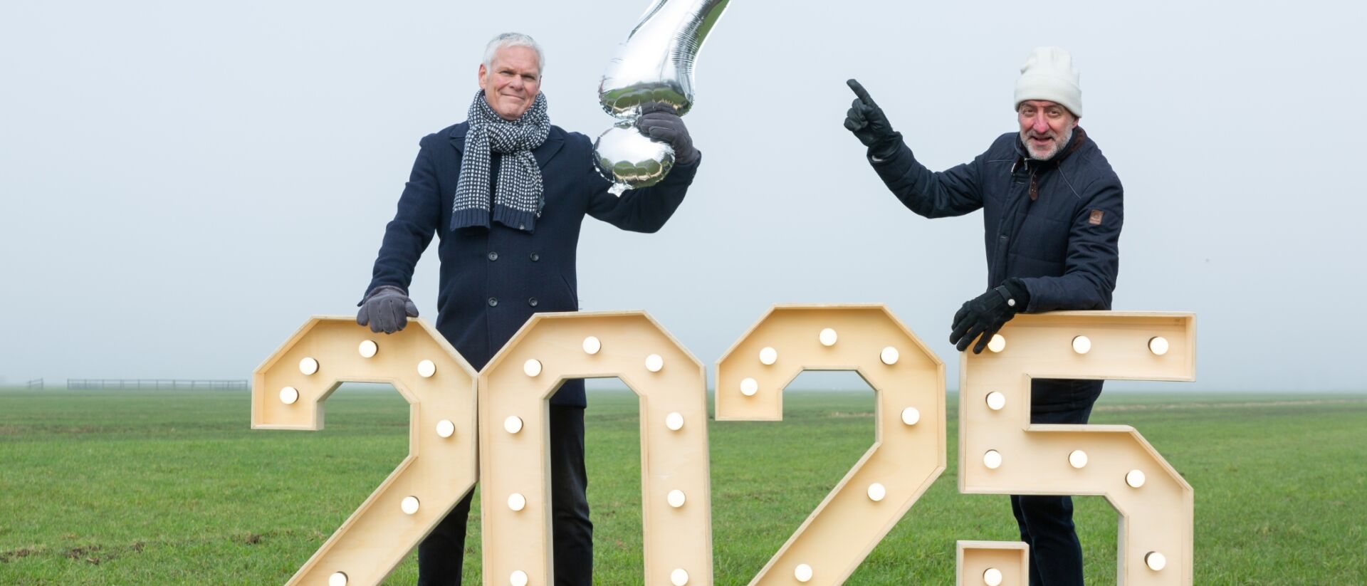 Joep en Rob met voor hen de cijfers 2025 en Rob die wijst naar een vraagtekenballon die Joep in zijn hand heeft.