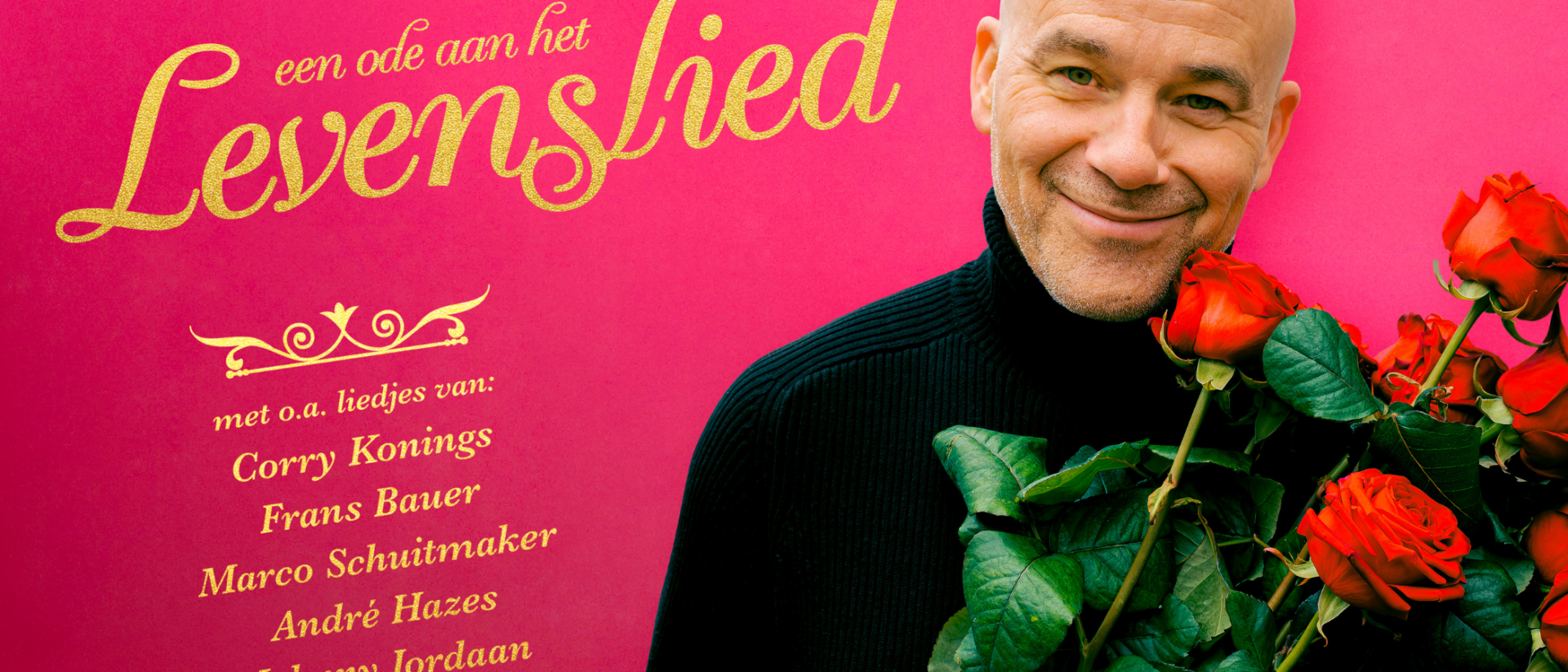 Chris kijkt de camera in met een glimlach, hij heeft een roos vast. Tegen een roze achtergrond met de titel van het programma er op.