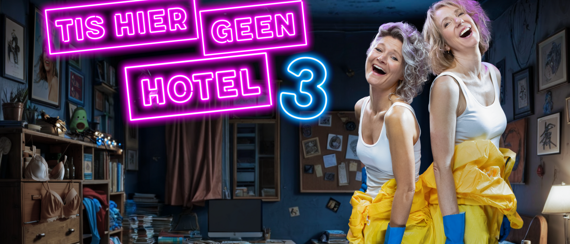 Twee vrouwen hebben schoonmaak pakken aan en kijken lachend de camera in.
