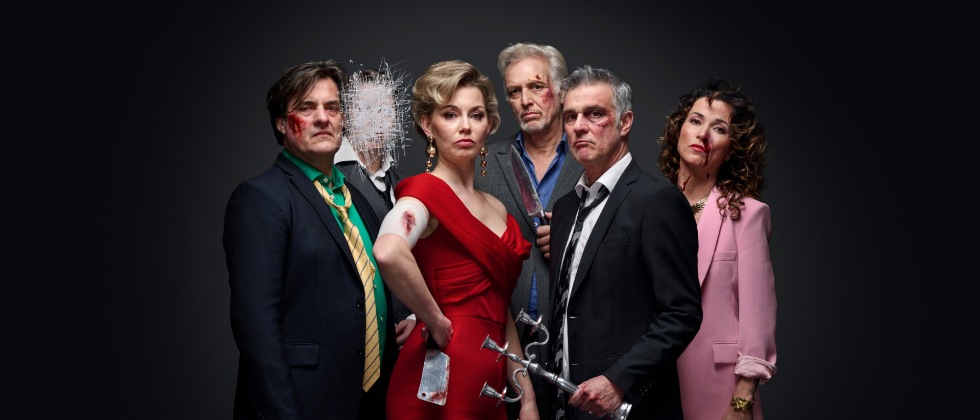 Zes personages in dramatische pose tegen een zwarte achtergrond, gehavend en met bloed op kleding en gezicht. De vrouw in het midden draagt een opvallende rode jurk en houdt een bebloed hakmes vast. De anderen, gekleed in pakken, hebben verwondingen en wapens in de hand. De sfeer is gespannen en doet denken aan een misdaadthriller of moordmysterie.