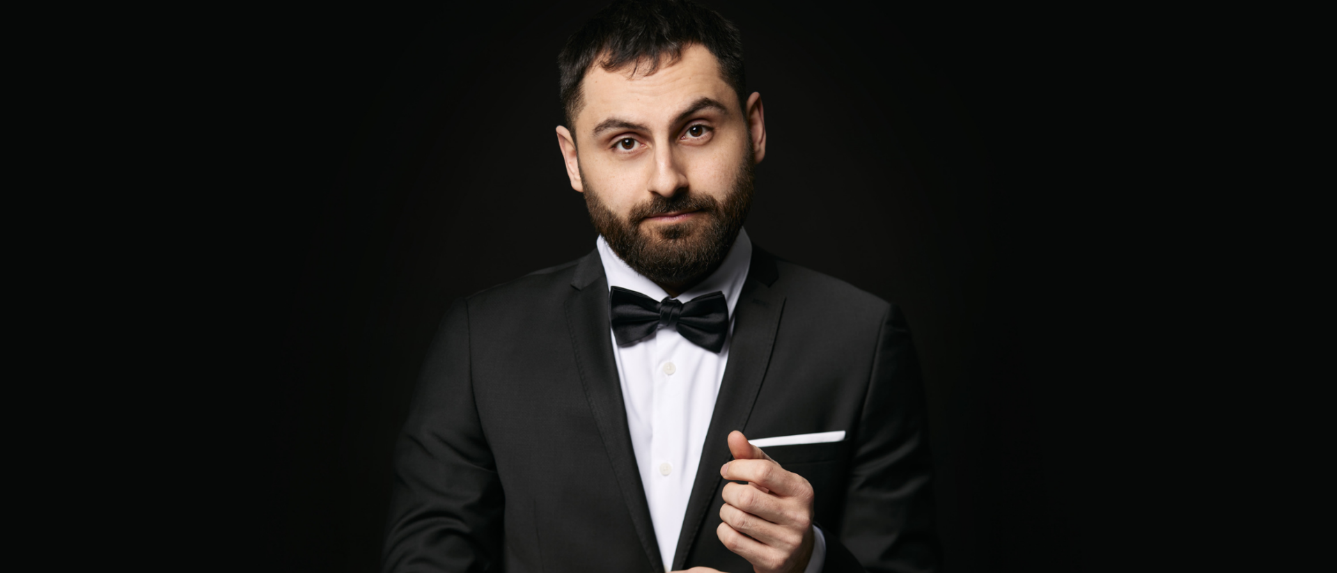 Yunus Aktas portretfoto in James Bond stijl