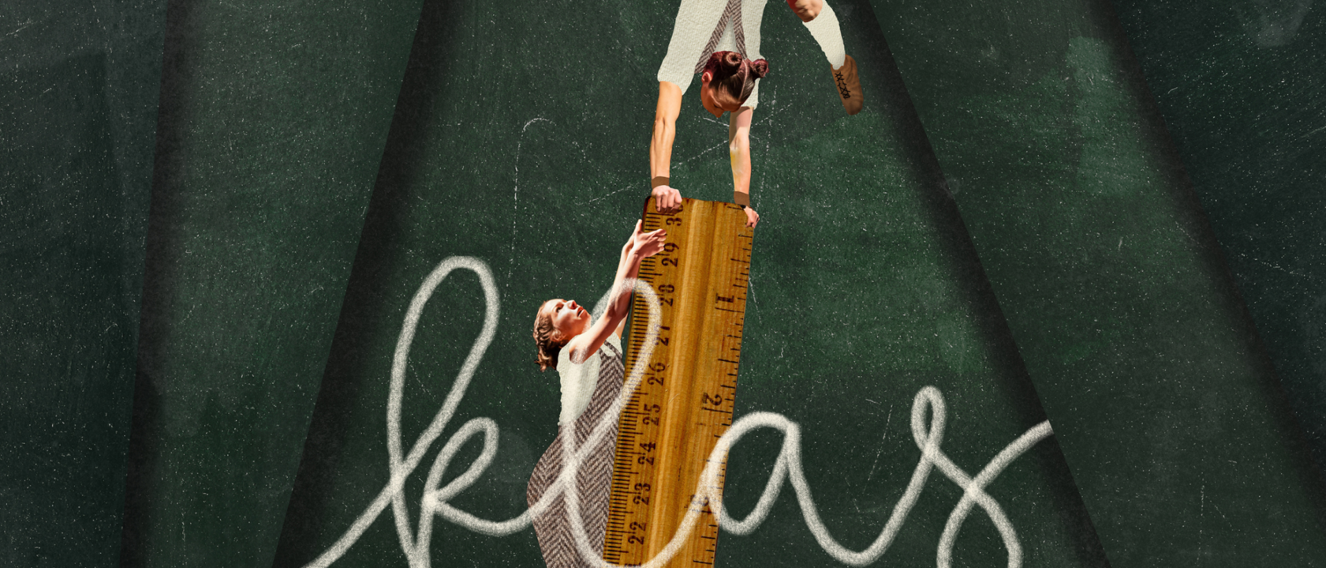 Illustratieve afbeelding van twee meisjes in schooluniformen die acrobatisch balanceren op een grote houten liniaal tegen een krijtbordachtergrond. Eén meisje hangt ondersteboven en houdt een ander vast, terwijl het woord ‘klas’ in witte krijtletters over het beeld is geschreven.