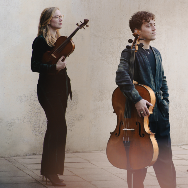 De vier musici van het Animato kwartet staan verspreid verschillende kanten op te kijken