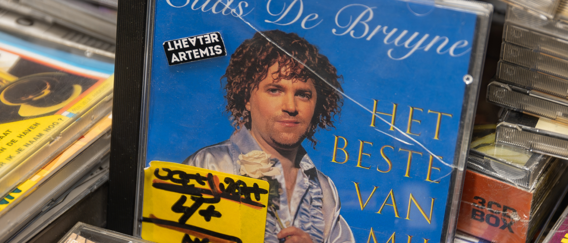 Close-up van een cd-hoes met de titel Het Beste van Mij van het fictieve personage Elias de Bruyne