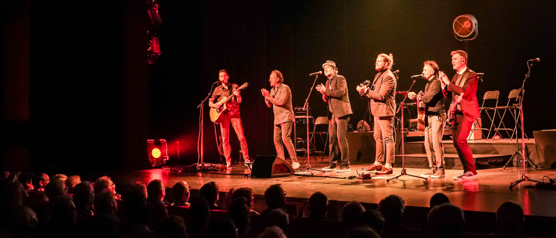 Actiefoto van de bandleden op het podium