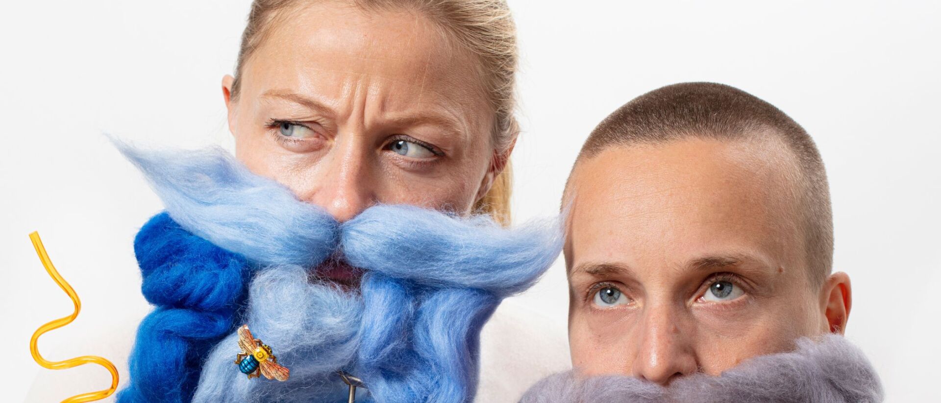 Een man en een vrouw met gekleurde baarden.