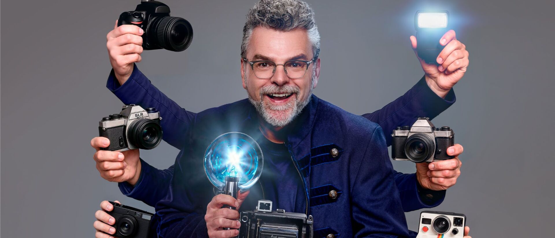 William Rutten met allemaal camera's om hem heen