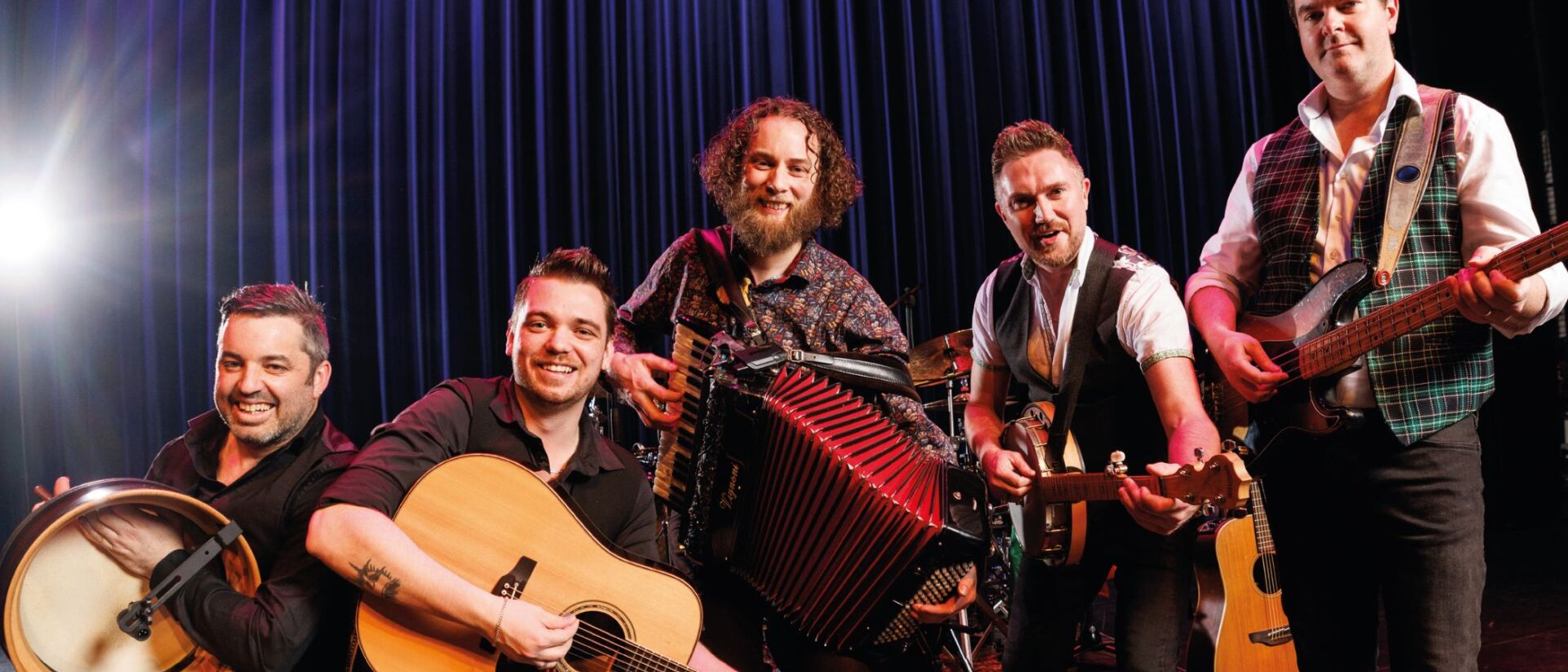 The Kilkennys op het podium met traditionele Ierse instrumenten – Irish folkconcert Hoorn