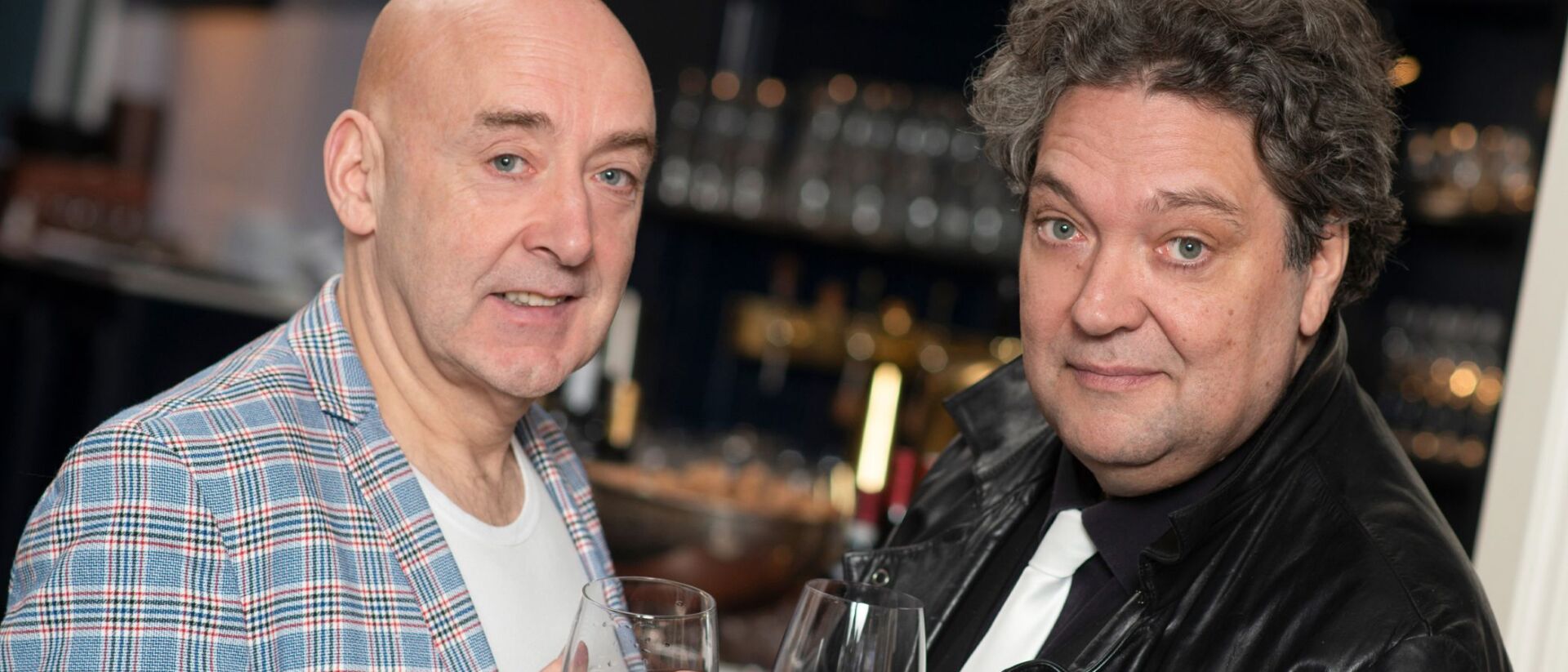 Mike Boddé en Onno Innemee proosten met een glas
