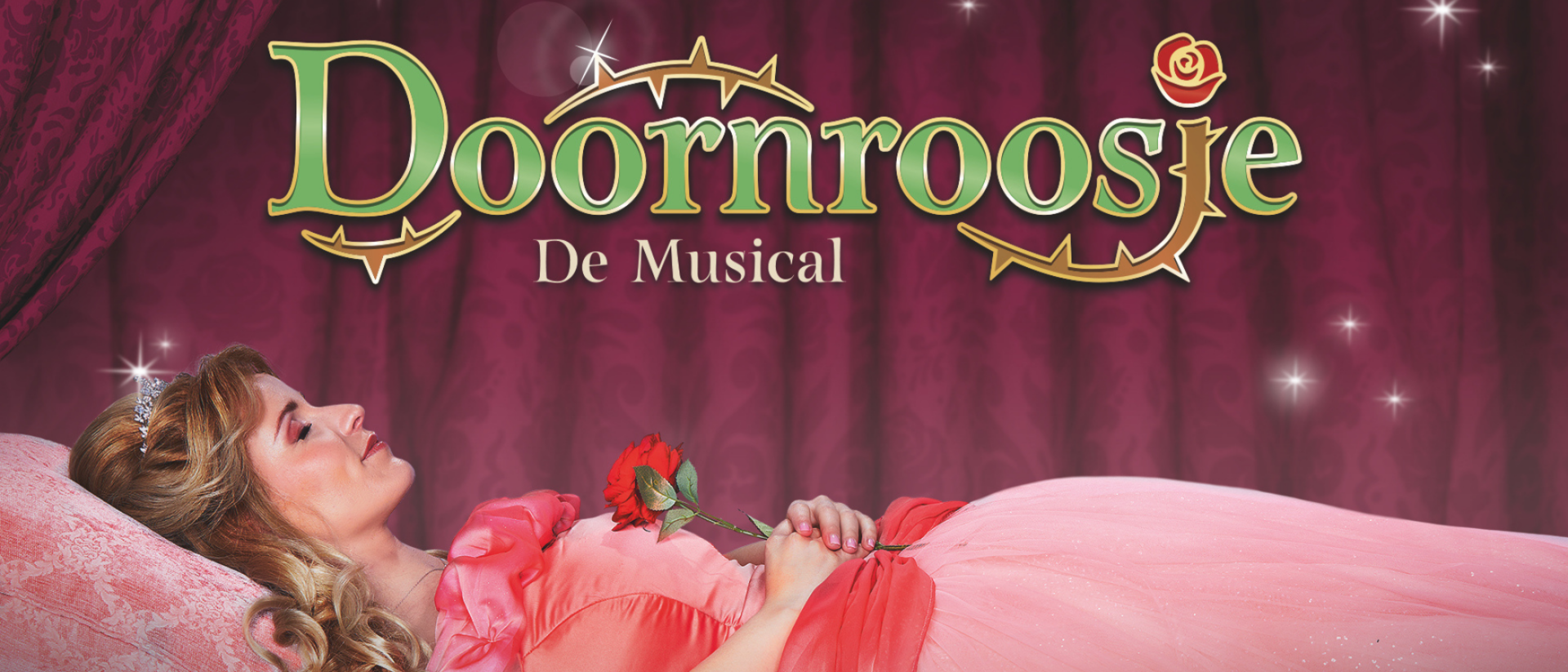 promotiebeeld familiemusical met slapende prinses in roze jurk