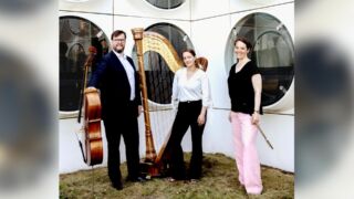 Het Ensemble Lumaka staand met muziekinstrumenten
