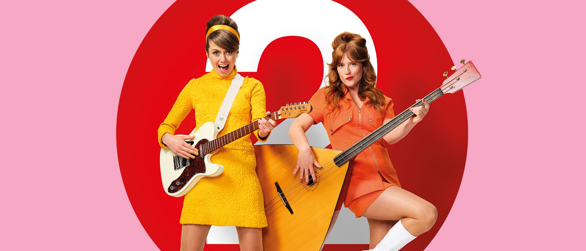 Twee vrouwen in felgekleurde retro-jurkjes poseren energiek met een elektrische gitaar en een grote balalaika tegen een roze achtergrond met rood-wit cirkelmotief.