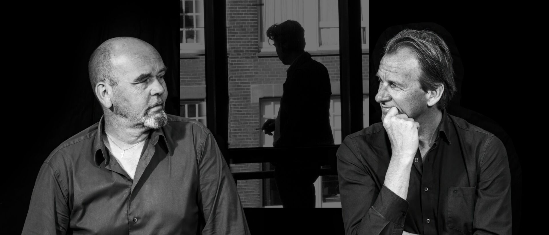 Twee personen die naar elkaar kijken met een silhouette op de achtergrond.