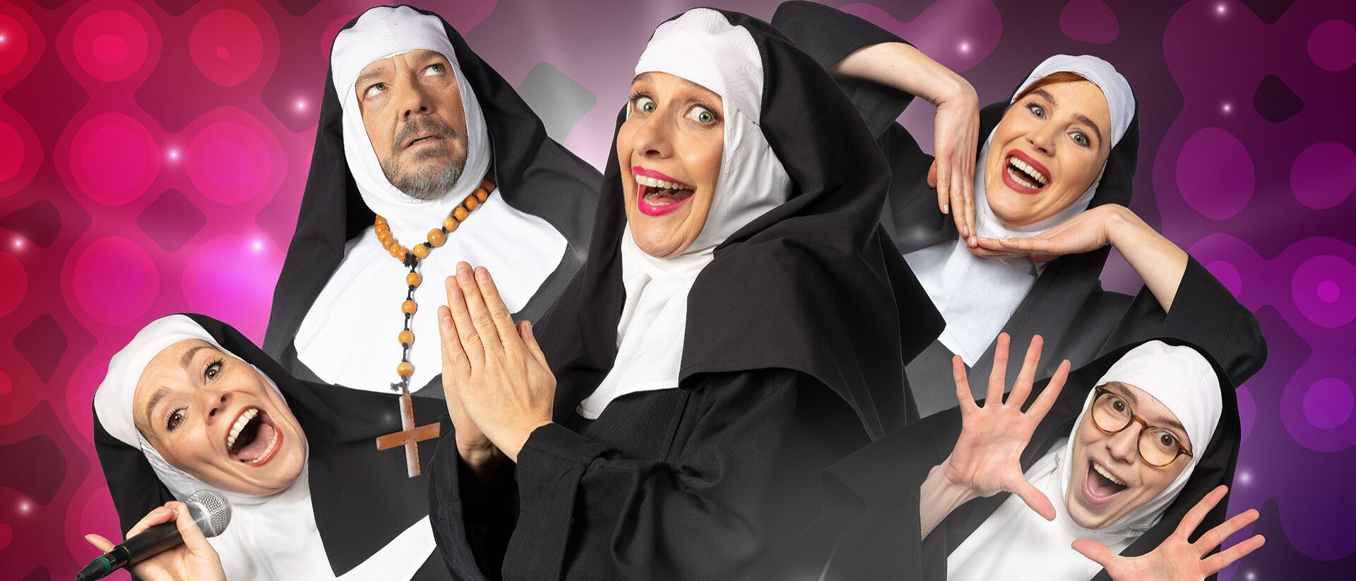 vijf uitbundige nonnen in habijt, lachend rond een discobal tegen een kleurrijke, feestelijke achtergrond.