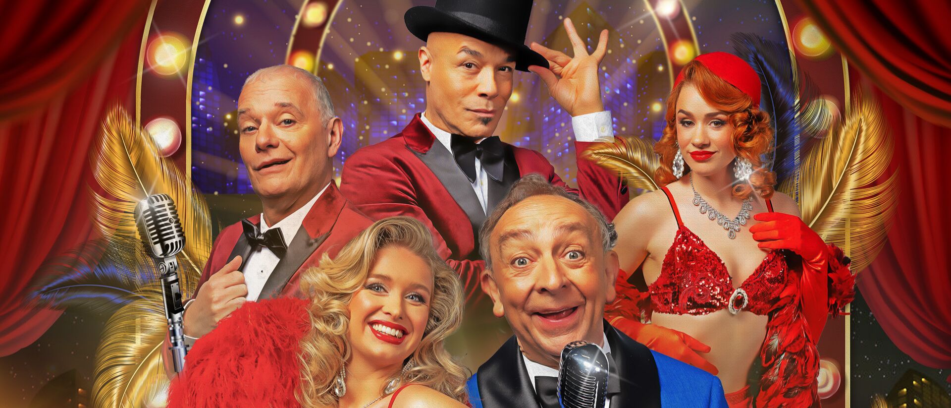 Vrolijke theatershow met vijf artiesten in kleurrijke kostuums. In het midden staat een man in een blauw pak met microfoon, omringd door twee mannen in rode smoking en twee vrouwen in glamoureuze rode showjurken met veren en glitter. Op de achtergrond schijnt warm podiumlicht tussen fluwelen rode gordijnen.
