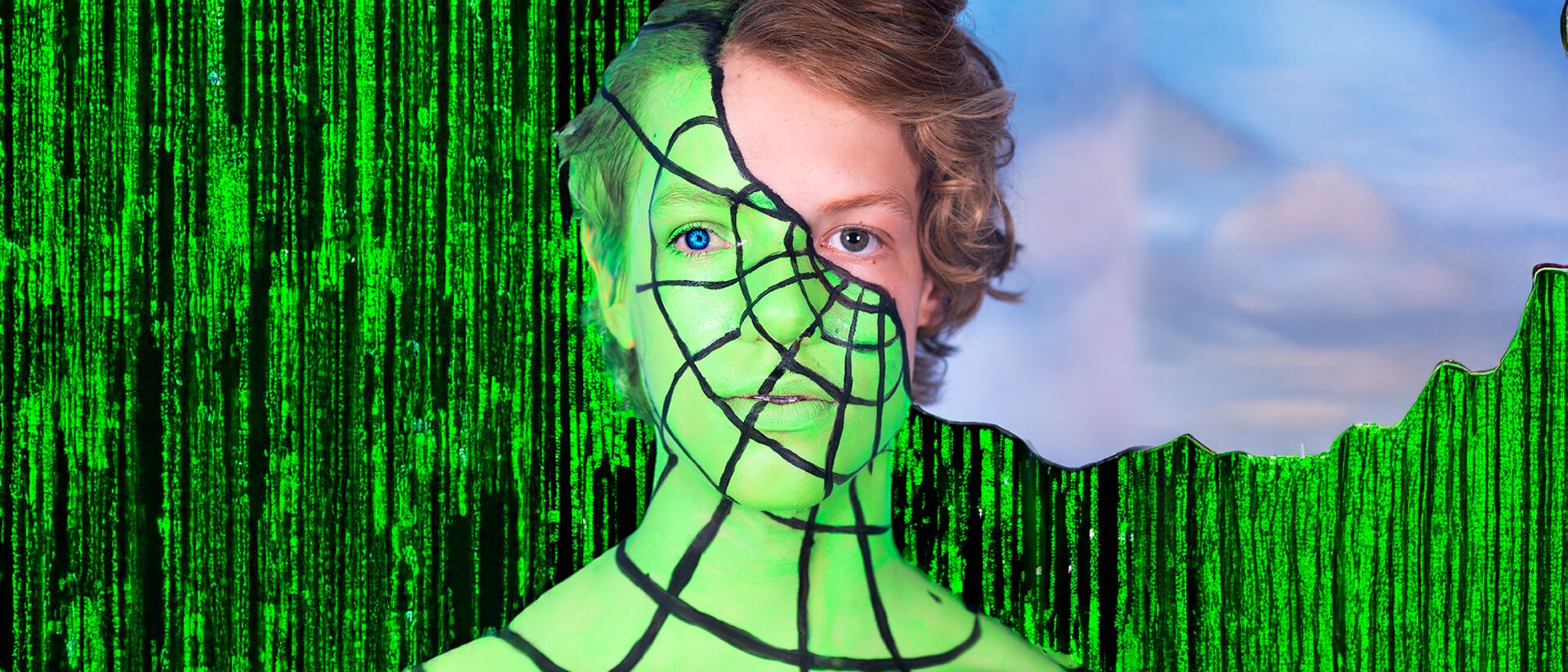 Artistiek portret van een persoon met het gezicht en bovenlichaam deels beschilderd in felgroen met zwarte lijnen in een webpatroon. De achtergrond bestaat uit twee helften: links digitale groene Matrix-code, rechts een blauwe lucht met wolken. Het gezicht is half beschilderd en half onbewerkt, met één helderblauw oog opvallend gekleurd.