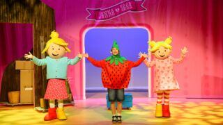 Zoete zusjes met aardbei pop in het midden